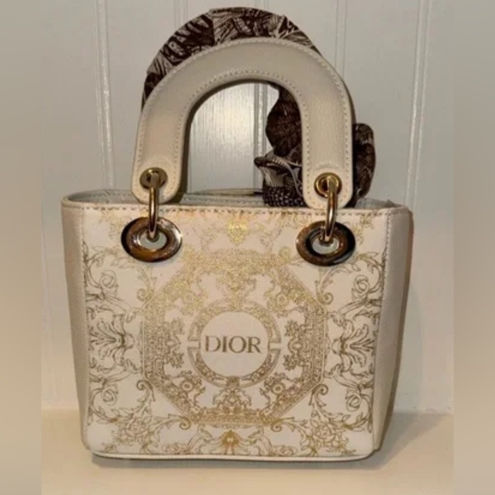 Dior Cream and Gold Mini crossbody bag with magnetic closure. GWP . - Picture 6 of 11